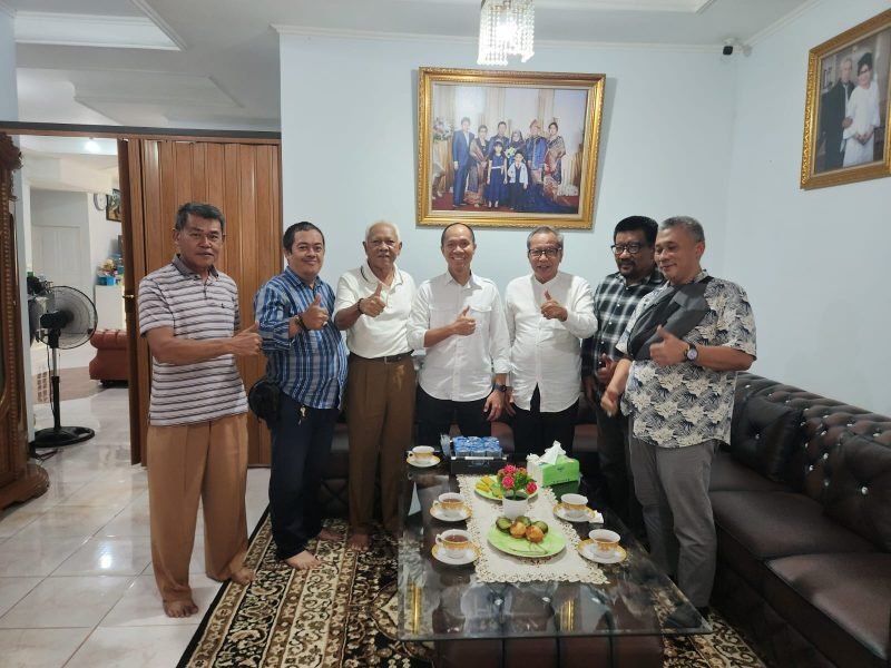 Bakal calon walikota Palembang Yudha Pratomo Mahyuddin bersilaturahmi ke rumah salah satu sesepuh kota Palembang Raden Helmi Fansyuri
