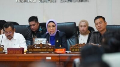 Anita Noeringhati saat memimpin Rapat Dengar Pendapat (RDP) bersama Forum Lintas Komunitas R4, perwakilan aplikator taxi online (Gojek, Grab, Maxim), dan stakeholder terkait di Ruang Banggar DPRD Sumsel, Jumat pagi (13/9/2024).