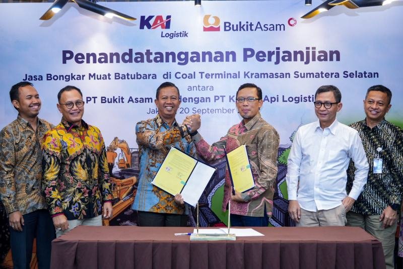 Bukit Asam (PTBA) dan KAI Logistik Teken Kerja Sama Jasa Bongkar Muat Batu Bara