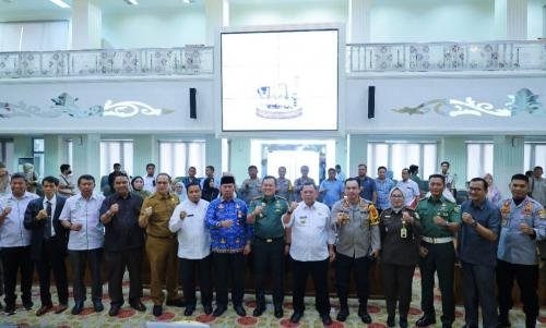 Pj Walikota Palembang saat usai memimpin rapat bersama Perumda Pasar dan pihak terkait lainnya. Selasa (1/10/2024).