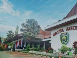 Griya Agung Dipasang Alat Sprinkler Penampung Air Taman