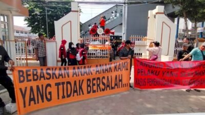 Aksi yang digelar di depan Kantor Pengadilan Negeri Palembang.