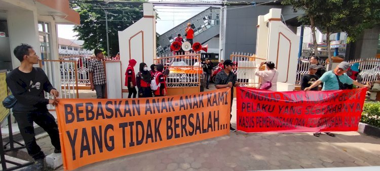 Aksi yang digelar di depan Kantor Pengadilan Negeri Palembang.