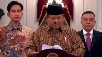 Tangkapan layar Presiden Prabowo Subianto didampingi Wapres Gibran Rakabuming Raka dan Wakil Ketua DPR Sufmi Dasco Ahmad di Istana Negara, Jakarta