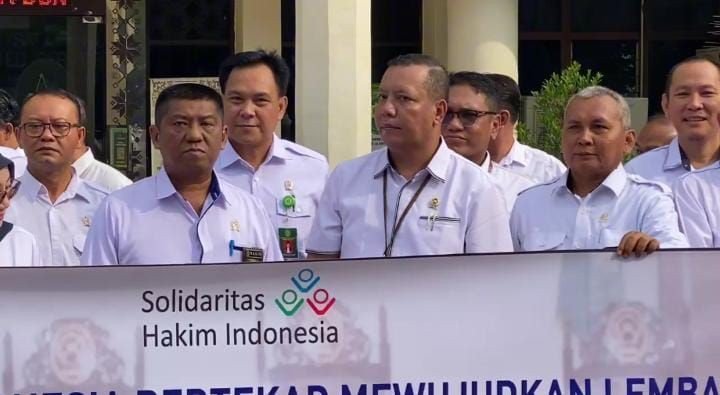 Puluhan Hakim Pengadilan Negeri Kelas 1A Khusus Palembang melakukan aksi solidaritas