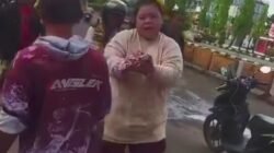 Desi baju putih, penemu uang tercecer di jembatan Ampera