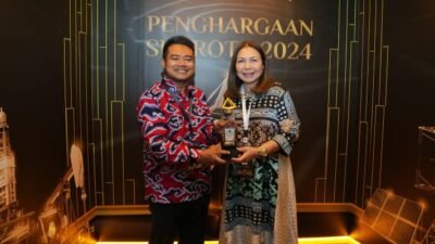 Direktur Komersial PGN Ratih Esti Prihatini (kanan) dan General Manager PGN SOR II Iwan Yuli Widyastanto (kiri) pada malam penyerahan Subroto Award 2024, (10/10/2024).