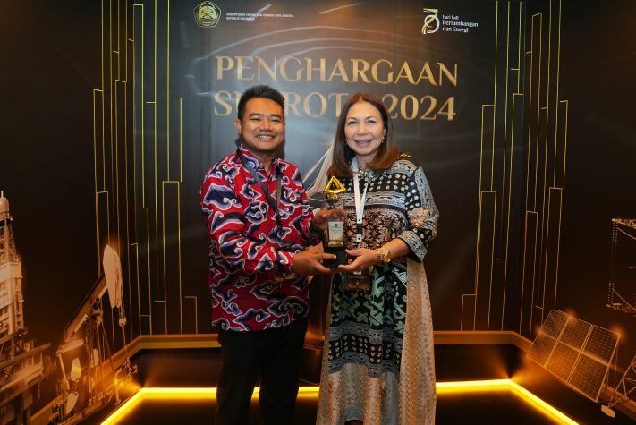 Direktur Komersial PGN Ratih Esti Prihatini (kanan) dan General Manager PGN SOR II Iwan Yuli Widyastanto (kiri) pada malam penyerahan Subroto Award 2024, (10/10/2024).
