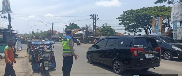 Polsek Kertapati Pastikan Arus Lalu Lintas di Simpang Sungki Lancar