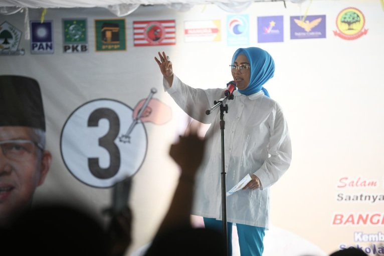 Wakil Gebernur, RA Anita Noeringhati saat menyerap aspirasi warga Desa Karang Tirta, Kecamatan Lalan, Kabupaten Musi Banyuasin, Kamis (17/10).