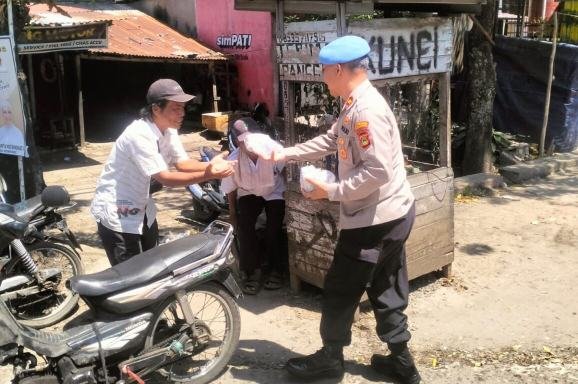 Sie Propam Polrestabes Palembang Bagikan Nasi Bungkus