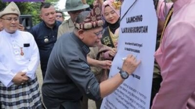 Pj Wali Kota A Damenta secara resmi melaunching tiga destinasi wisata berbasis sejarah dan budaya baru di Kota Palembang, Jumat (25/10) di depan Lawang Borotan samping benteng Kuto Besak (BKB) Palembang.