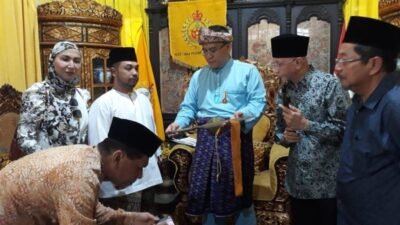 Istana Adat Kesultanan Palembang Darussalam yang berada di Jalan Sultan Muhammad Mansur No.776, Bukit Lama, Kec. Ilir Barat. II, Palembang menerima kunjungan silaturahmi rombongan dari Kesultanan Perak , Malaysia dipimpin Khairul Azuan Bin Engku Haji Sa’edin , Sabtu (26/10)