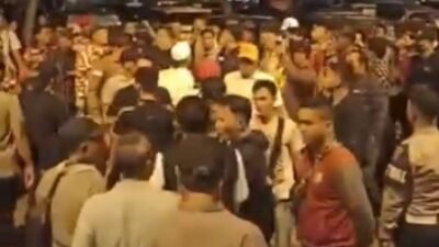 Foto video tangkapan layar saat ketegangan dan kericuhan simpatisan Cakada Muratara di Palembang