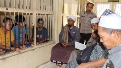 Tahanan Polres Ogan Ilir saat mengikuti pembinaan spiritual rohani dan mental (Binrohtal) di Rutan Polres Ogan Ilir, Kamis (31/10/2024). 