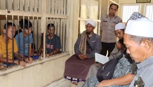 Tahanan Polres Ogan Ilir saat mengikuti pembinaan spiritual rohani dan mental (Binrohtal) di Rutan Polres Ogan Ilir, Kamis (31/10/2024). 