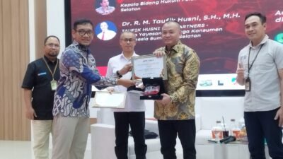 Ketua YLKI Sumsel, RM Taufik Husni, Kepala Subbid Bankum Bidkum Polda Sumsel, Kompol M Ihsan dan Executive General Manager Pertamina Patra Niaga Sumbagsel, Erwin Dwiyanto saat kegiatan seminar bertajuk “Kedudukan Saksi dan Ahli dalam Pemberian Keterangan Pro Justitia” di Gedung Mediteran, Kantor Pertamina Patra Niaga Regional Sumbagsel, Kamis (31/10/2024).