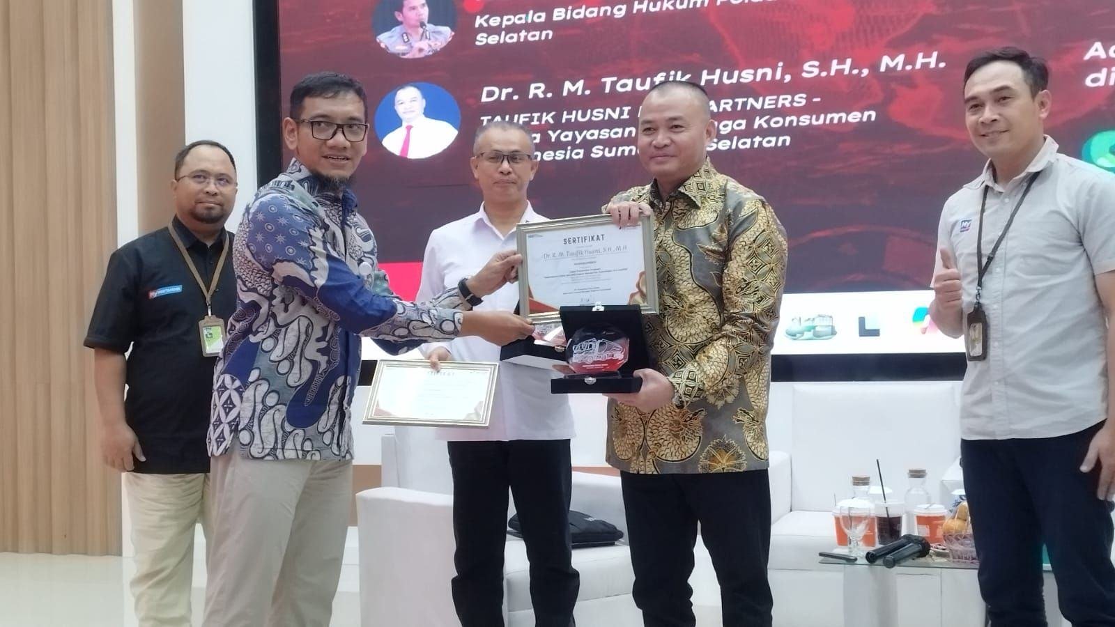 Ketua YLKI Sumsel, RM Taufik Husni, Kepala Subbid Bankum Bidkum Polda Sumsel, Kompol M Ihsan dan Executive General Manager Pertamina Patra Niaga Sumbagsel, Erwin Dwiyanto saat kegiatan seminar bertajuk “Kedudukan Saksi dan Ahli dalam Pemberian Keterangan Pro Justitia” di Gedung Mediteran, Kantor Pertamina Patra Niaga Regional Sumbagsel, Kamis (31/10/2024).