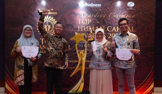 PT Bukit Asam Tbk (PTBA) berhasil meraih dua penghargaan dalam ajang TOP Human Capital Awards 2024 di Jakarta, pada Rabu (30/10/2024) (dok.humas PTBA)