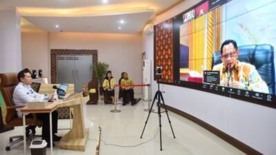 Pj Gubernur Sumsel, Elen Setiadi saat menghadiri rakor persiapan penetapan upah minimum 2025 di Command Center Kantor Gubernur Sumsel, Kamis (31/10/2024).