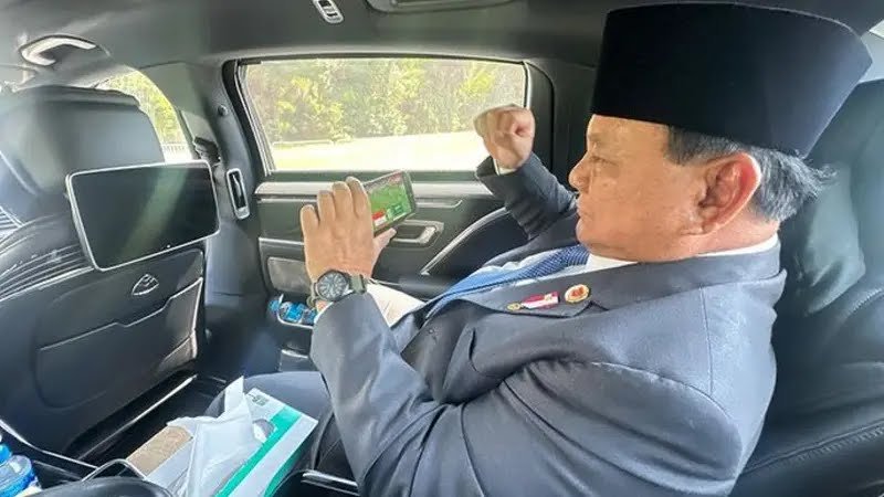 Presiden RI Prabowo Subianto menyempatkan diri menonton pertandingan Kualifikasi Piala Dunia 2026 Zona Asia antara Timnas Indonesia Vs Arab Saudi di tengah agenda kunjungan kenegaraan di Brasil, Selasa (19/11/2024). Saat ini Prabowo tengah menghadiri KTT G20 di Rio de Janeiro, Brasil. (Foto: akun Instagram @prabowo)
