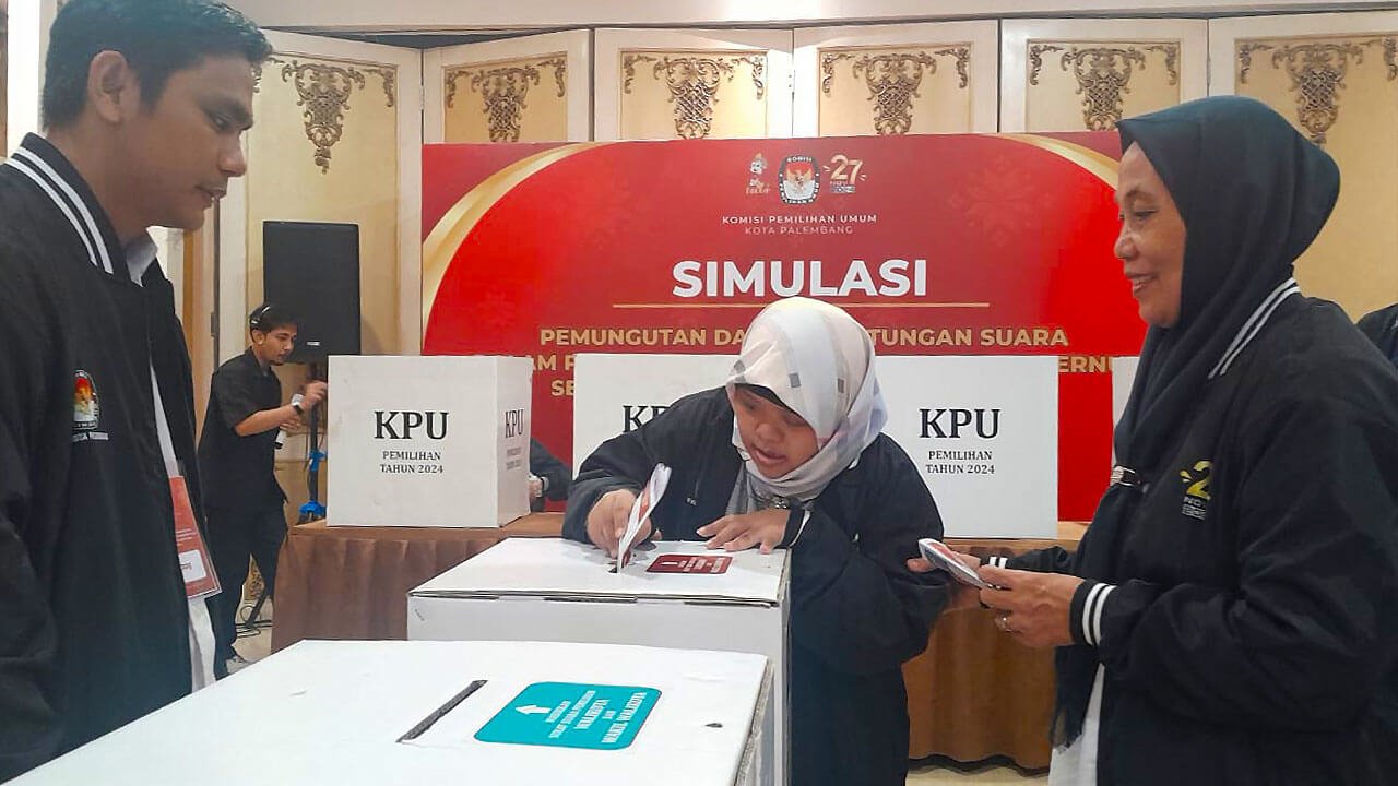 Simulasi penyandang disabilitas yang akan menyalurkan suaranya di Pilkada 2024.(Foto: Halopos.id)