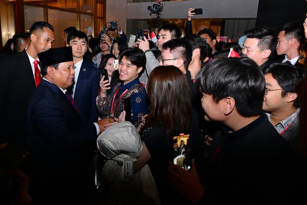 Kedatangan Presiden Prabowo Subianto di Beijing, Republik Rakyat Tiongkok (RRT), Jumat (08/11//2024), disambut antusias oleh mahasiswa dan warga yang menunggu di lobby hotel tempatnya bermalam. (Foto: Dok. Humas Setkab)
