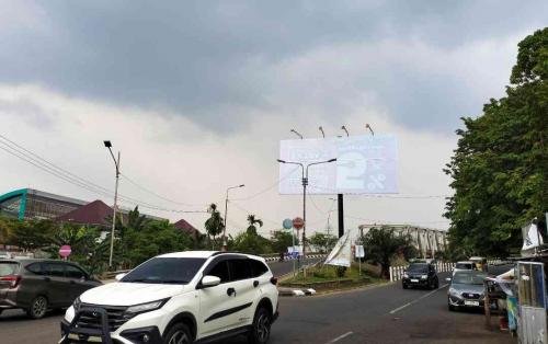 Banner calon Walikota dan Wakil Walikota Palembang, di Jalan Ki Merogan dicopot (foto : halopos.id)