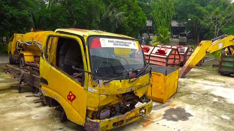 Truk pengangkut sampah DLH Kota Palembang rusak parah dan layak diganti baru. (Foto: Halopos.id)