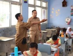 Kadisdik Palembang Monitoring SD di Kawasan Plaju