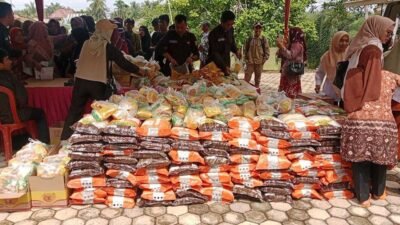 Pemkab Banyuasin gencarkan Operasi Pasar Murah (OPM) untuk kendalikan inflasi daerah. Foto: Humas Kominfo Banyuasin)