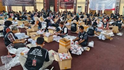 Suasana pelipatan surat suara Pilkada 2024 di KPU Banyuasin, dengan pengawasan pihak Kepolisian dan Bawaslu