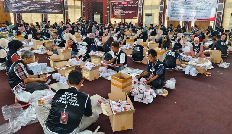Suasana pelipatan surat suara Pilkada 2024 di KPU Banyuasin, dengan pengawasan pihak Kepolisian dan Bawaslu