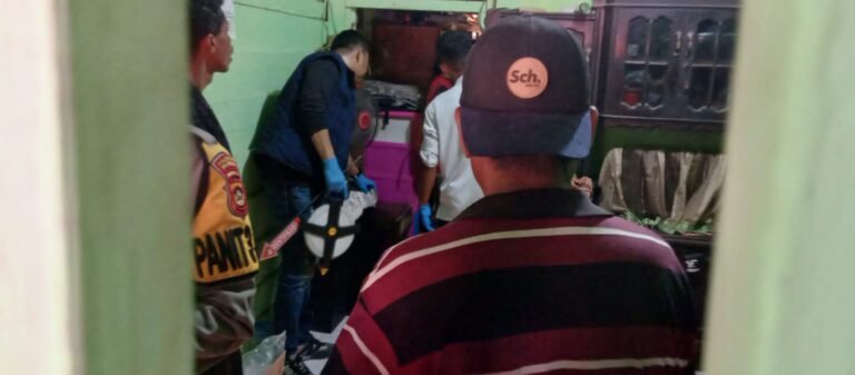 Petugas kepolisian Inafis Polrestabes Palembang, Piket SPKT dan Polsek Kertapati Palembang mendapati adanya peristiwa ditemukan korban gantung diri. (Foto: Dok.Halopos.id)