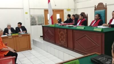 Terdakwa Cerah saat mendengarkan tuntutan JPU di Pengadilan Negeri Kelas I Palembang. (Foto:Dok.halopos.id)