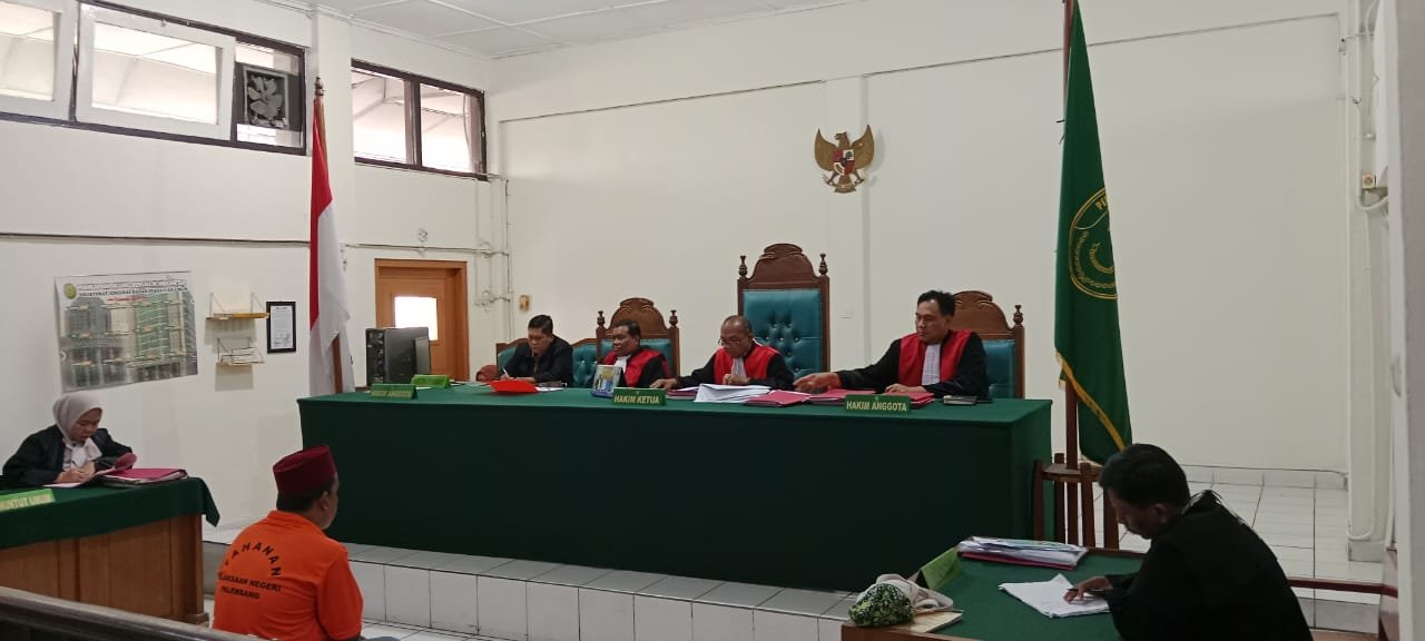 Cahyadi Saputra saat mwndengar hakim ketua membacakan Amar putusan di persidangan yang digelar di PN Palembang, Kamis (14/11/2024). Foto: Dok.Halopos.id