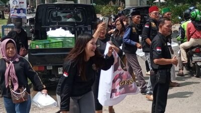 Ormas Gerakan Bersatu Rakyat Sriwijaya saat berbagi nasi kotak di jalan. Foto: Dok.Halopos.id