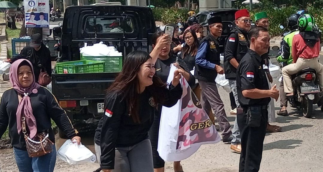 Ormas Gerakan Bersatu Rakyat Sriwijaya saat berbagi nasi kotak di jalan. Foto: Dok.Halopos.id