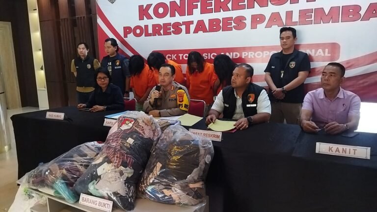 Konfrensi Pers perkara keempat pelaku pengutil digelar di Aula Polrestabes Palembang, Rabu (20/11/2024). Foto: Halopos.id