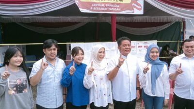 Calon Gubernur Sumsel Herman Deru bersama keluarga saat di TPS tempat pencoblosan