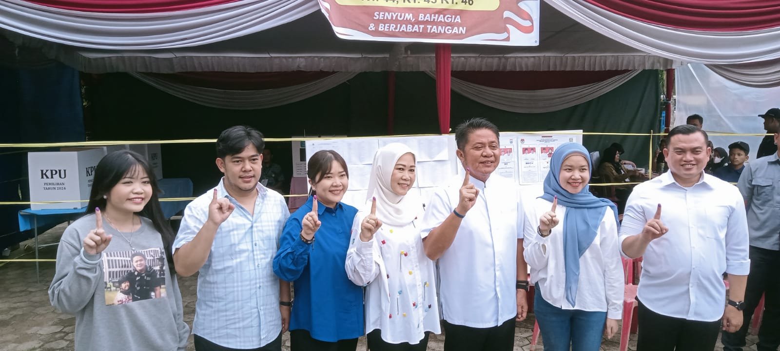 Calon Gubernur Sumsel Herman Deru bersama keluarga saat di TPS tempat pencoblosan