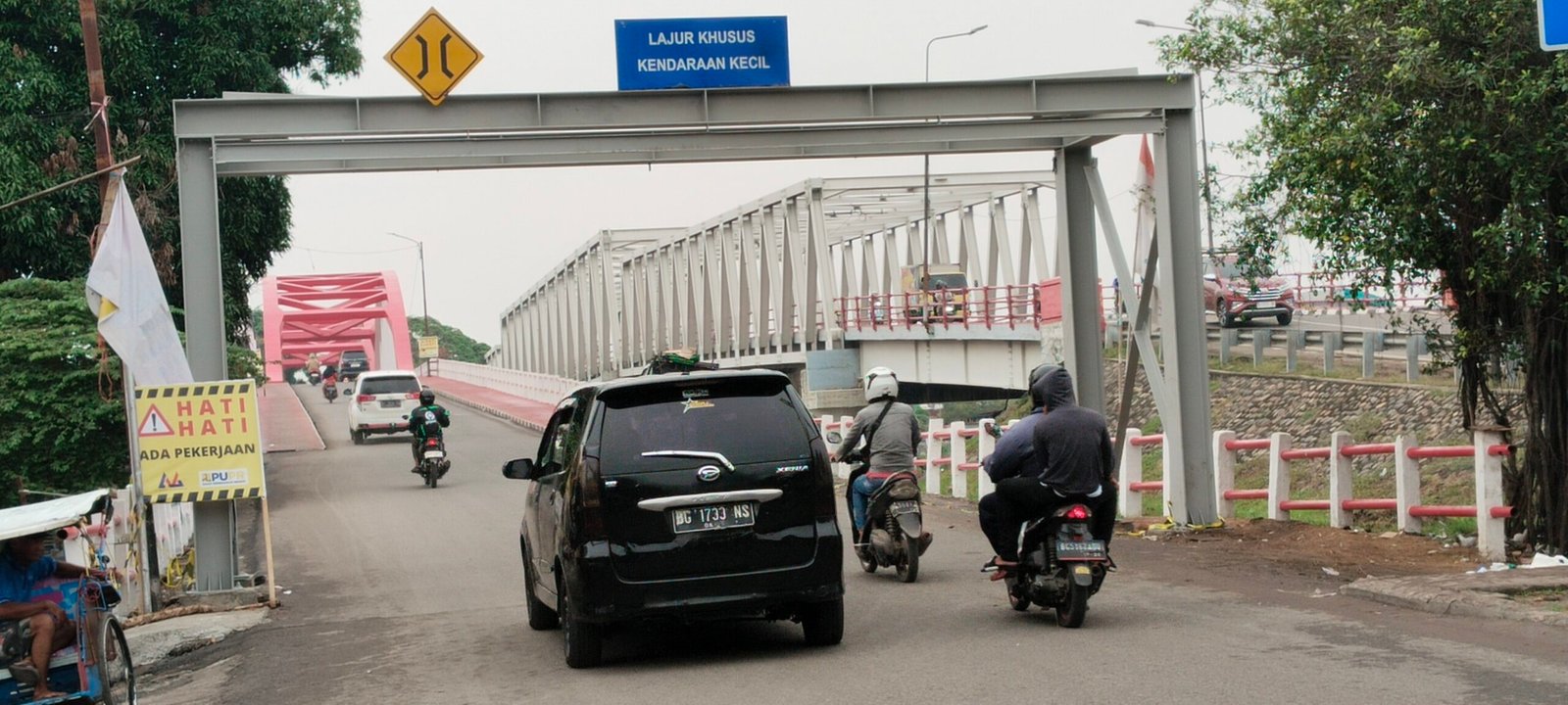 Kondisi kendaraan yang melintas Jembatan Ogan Lama Kertapati, Senin (4/11/2024) (sumber : halopos.id)