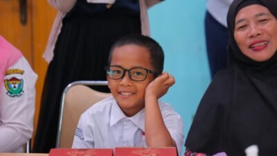 Pelajar saat mendapatkan pemeriksaan dalam program Eyes Clinic Goes to School. (Foto: Dok.Halopos.id)