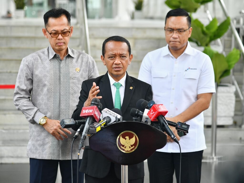 Menteri Energi dan Sumber Daya Mineral (ESDM) Bahlil Lahadalia memberikan keterangan pers usai Rapat Internal Bahas Kemandirian Energi dan Subsidi Tepat Sasaran, di Kompleks Istana Kepresidenan Jakarta, 31 Oktober 2024. (Foto: BPMI Setpres/Vico) Read more: https://setkab.go.id/presiden-prabowo-gelar-rapat-internal-bahas-kemandirian-energi-dan-subsidi-tepat-sasaran/