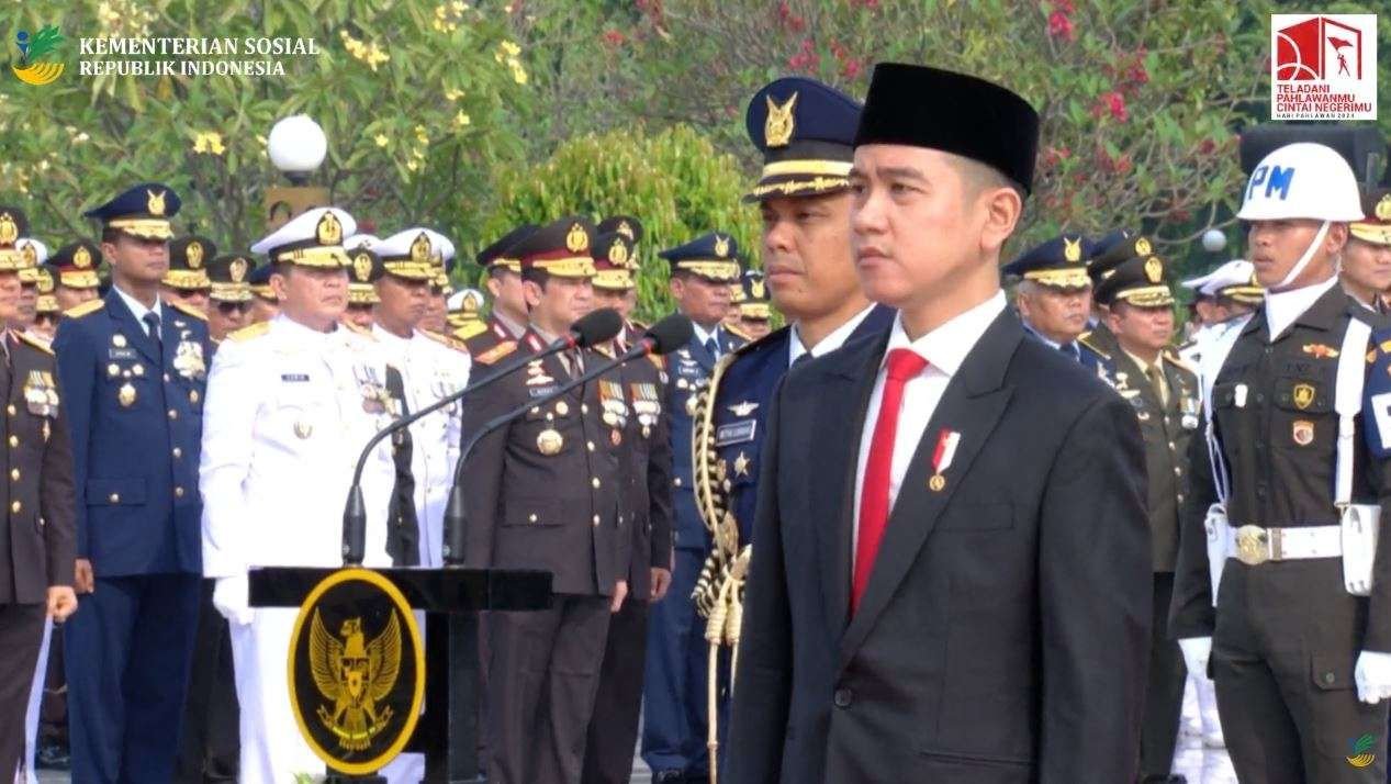 Wakil Presiden RI, Gibran Rakabumingraka menghadiri upacara Upacara Ziarah Nasional untuk memperingati Hari Pahlawan 2024 di Taman Makam Pahlawan (TMP), Kalibata, Jakarta, Minggu (10/11/2024). (Foto: Youtube/Kemensos RI)