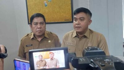 Sekda Palembang Aprizal (kanan) saat diwawancarai pada Selasa (12/11/2024). Foto: Dok.halopos.id
