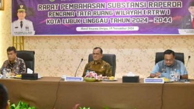 Sekda Sumsel Edward Candra saat menghadiri Rapat pembahasan substansi Rancangan Peraturan Daerah (Raperda) RTRW kota Lubuk Linggau tahun 2024-2024 di Hotel Swarna Dwipa Palembang, Jum’at (15/11/2024). Foto: Humas Pemprov Sumsel