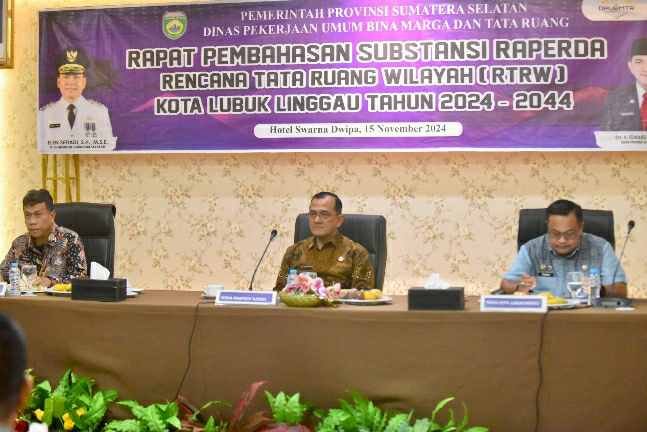 Sekda Sumsel Edward Candra saat menghadiri Rapat pembahasan substansi Rancangan Peraturan Daerah (Raperda) RTRW kota Lubuk Linggau tahun 2024-2024 di Hotel Swarna Dwipa Palembang, Jum’at (15/11/2024). Foto: Humas Pemprov Sumsel