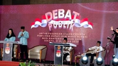 Lucianty - Syafarudin saat menyampaikan visi misinya dalam debat kandidat Calon Bupati-Calon Wakil Bupati Muba pertama, Kamis (31/10/2024) malam di Gedung Dharma Wanita Sekayu yang diselenggarakan KPU Muba. 