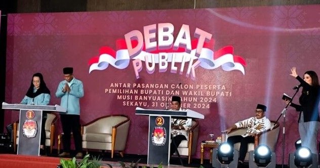 Lucianty - Syafarudin saat menyampaikan visi misinya dalam debat kandidat Calon Bupati-Calon Wakil Bupati Muba pertama, Kamis (31/10/2024) malam di Gedung Dharma Wanita Sekayu yang diselenggarakan KPU Muba. 
